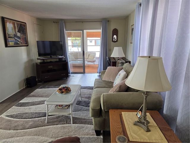 561 Winning WAY, North Fort Myers, FL 33917