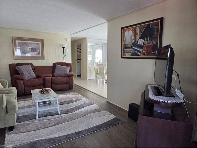 561 Winning WAY, North Fort Myers, FL 33917