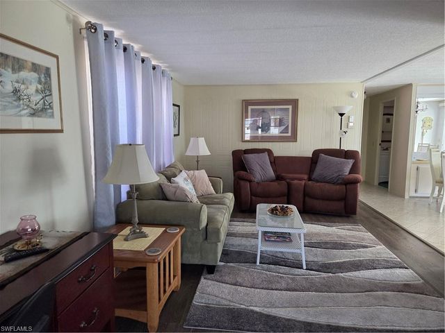 561 Winning WAY, North Fort Myers, FL 33917