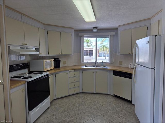 561 Winning WAY, North Fort Myers, FL 33917