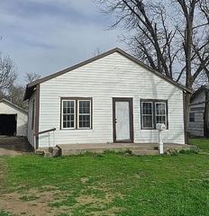 716 S 13th St, Frederick, OK 73542