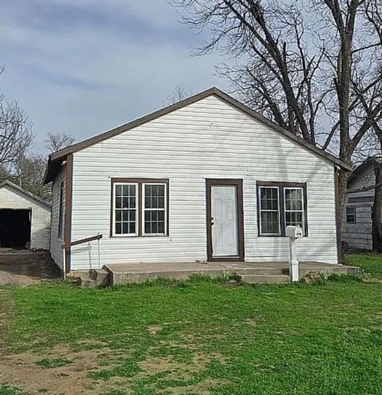 716 S 13th St, Frederick, OK 73542