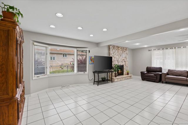 9213 S 83rd Court, Hickory Hills, IL 60457
