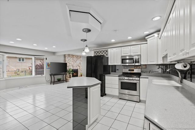 9213 S 83rd Court, Hickory Hills, IL 60457