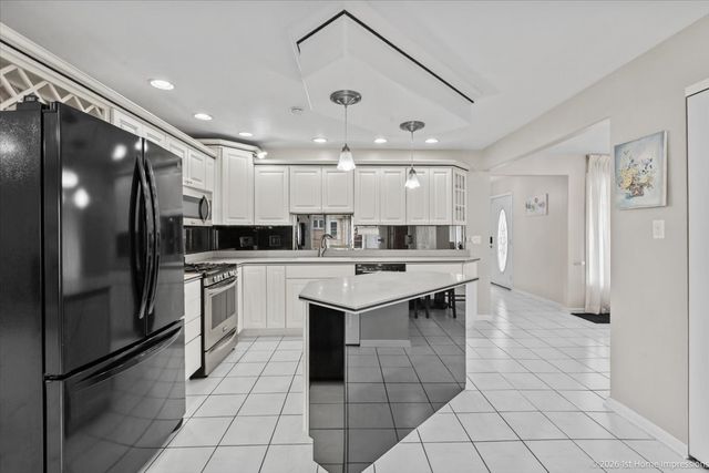 9213 S 83rd Court, Hickory Hills, IL 60457