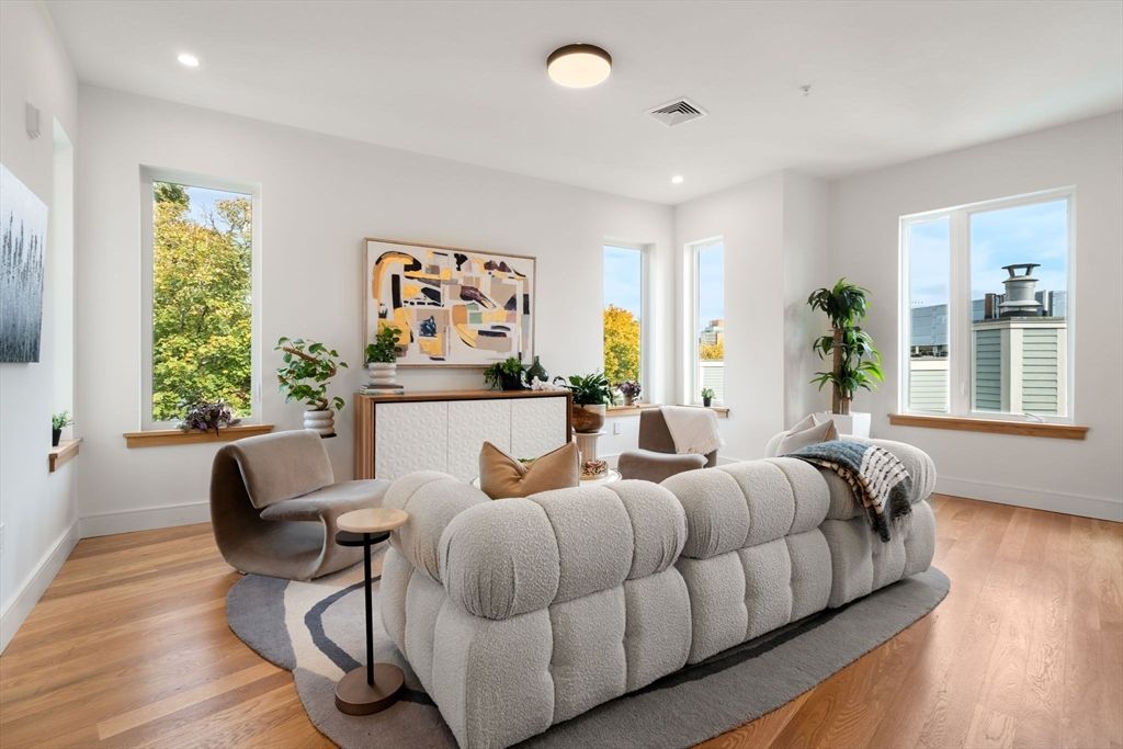 58 Kent 404, Brookline, MA 02445