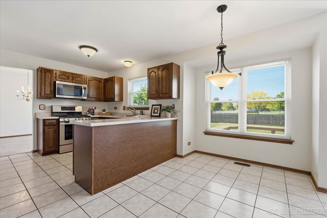 923 Ridge Trail, Carol Stream, IL 60188