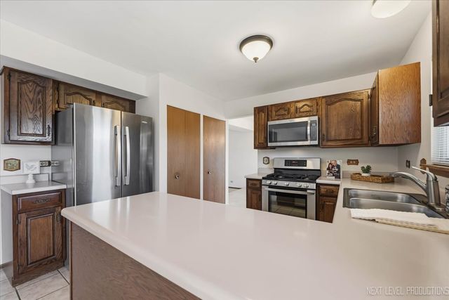 923 Ridge Trail, Carol Stream, IL 60188