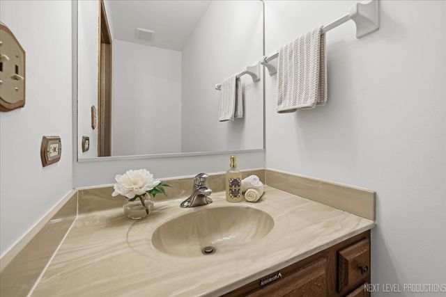 923 Ridge Trail, Carol Stream, IL 60188