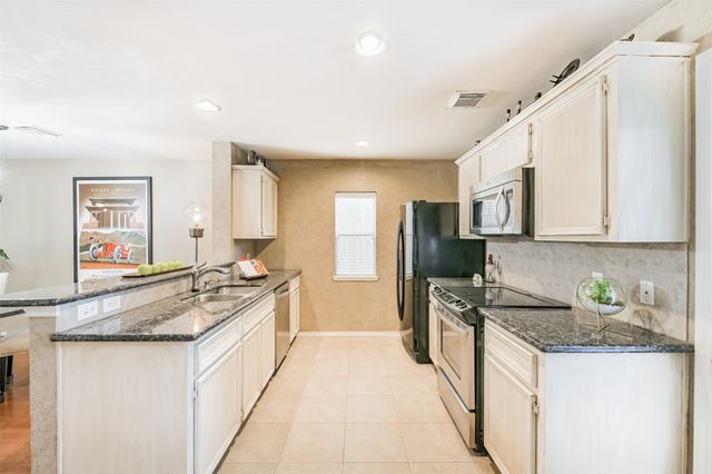 718 Redwing Place Drive, Houston, TX 77009