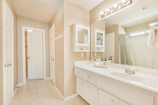 718 Redwing Place Drive, Houston, TX 77009