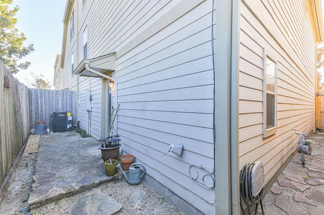 718 Redwing Place Drive, Houston, TX 77009