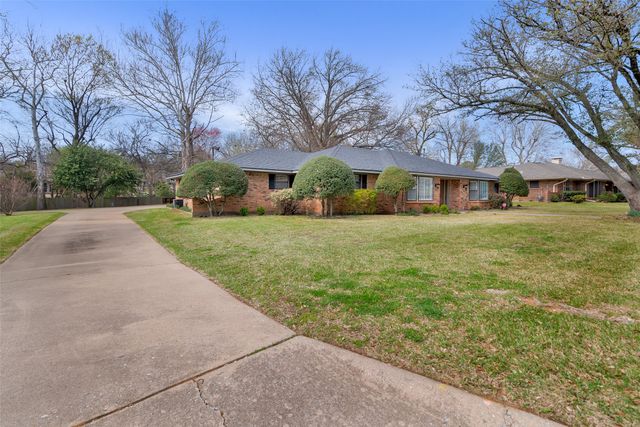 713 Briarwood Drive, Denison, TX 75020