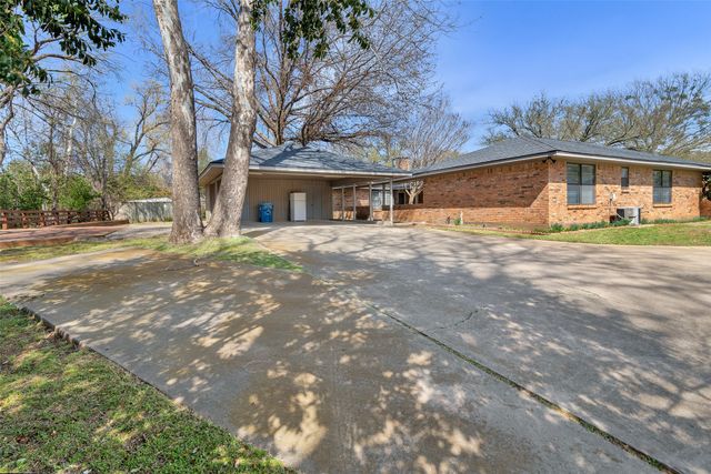 713 Briarwood Drive, Denison, TX 75020