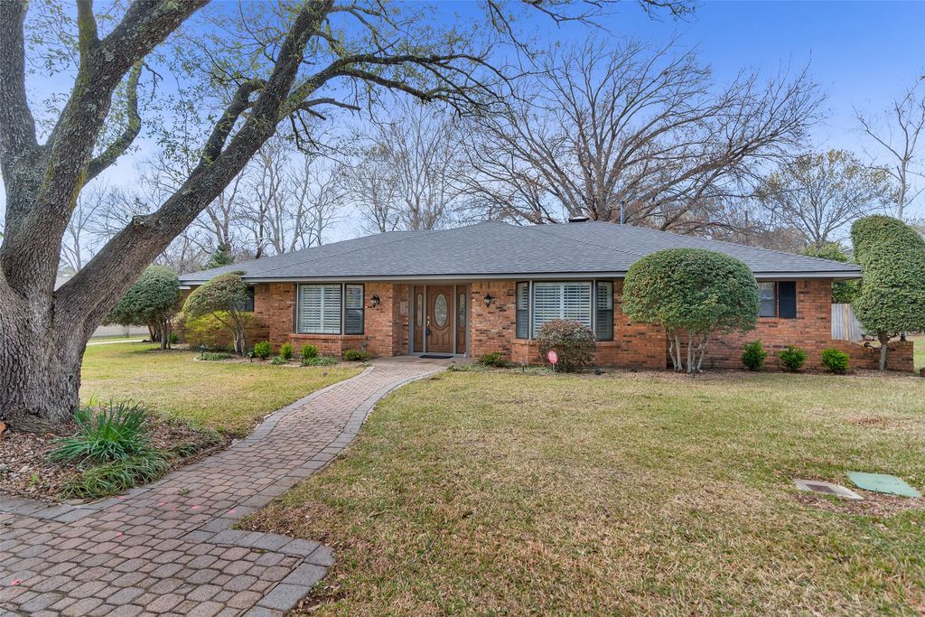 713 Briarwood Drive, Denison, TX 75020