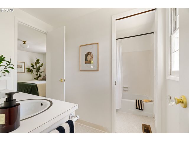 6216 Se REED COLLEGE Pl, Portland, OR 97202