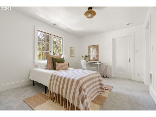 6216 Se REED COLLEGE Pl, Portland, OR 97202