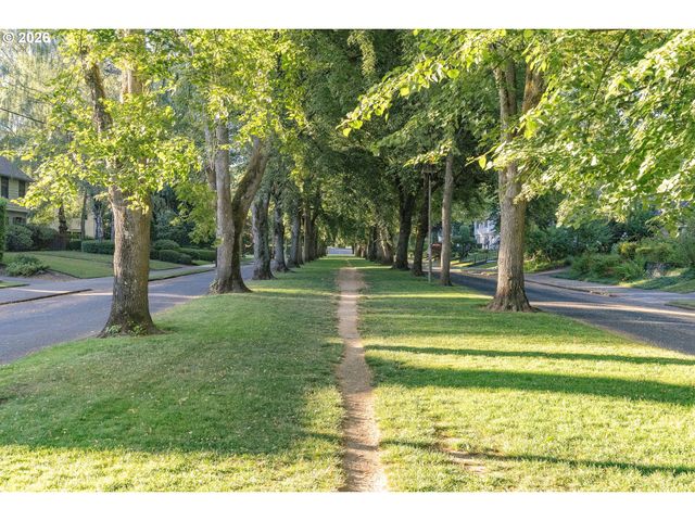 6216 Se REED COLLEGE Pl, Portland, OR 97202