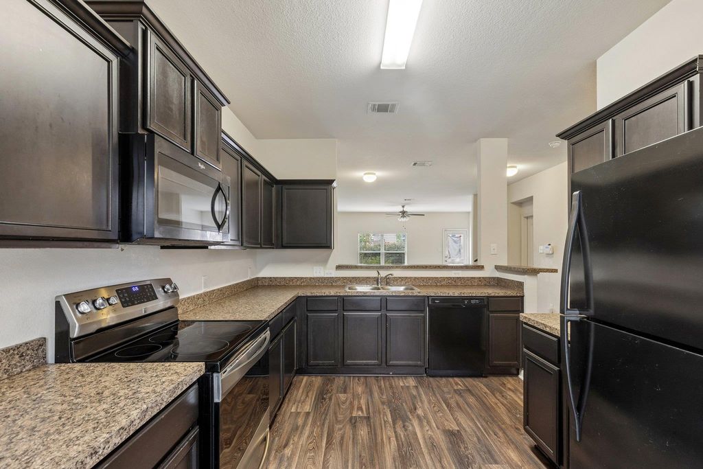 704 Cleary LN, Jarrell, TX 76537