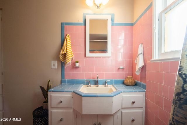 2207 N EDGEMERE Street, Phoenix, AZ 85006