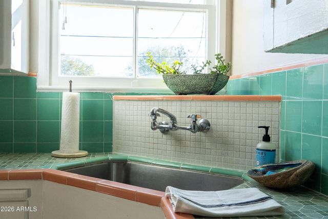 2207 N EDGEMERE Street, Phoenix, AZ 85006