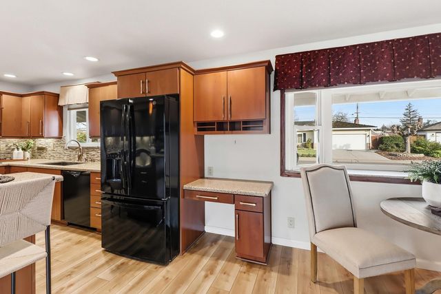 2033 Santa Lucia Way, Carmichael, CA 95608