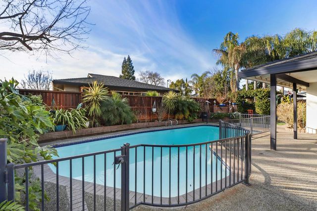 2033 Santa Lucia Way, Carmichael, CA 95608