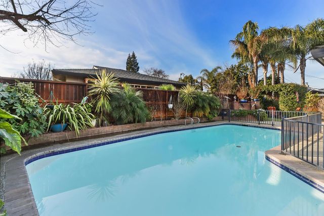 2033 Santa Lucia Way, Carmichael, CA 95608