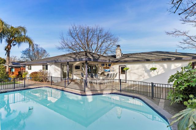 2033 Santa Lucia Way, Carmichael, CA 95608