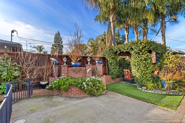 2033 Santa Lucia Way, Carmichael, CA 95608