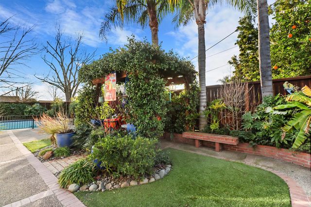 2033 Santa Lucia Way, Carmichael, CA 95608