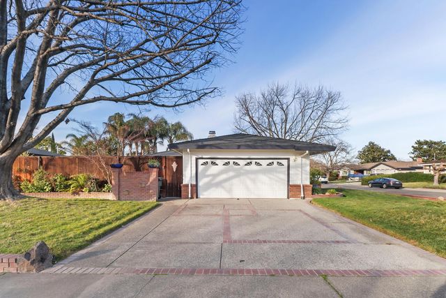 2033 Santa Lucia Way, Carmichael, CA 95608