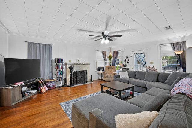 2822 Marigold Avenue, Fort Worth, TX 76111