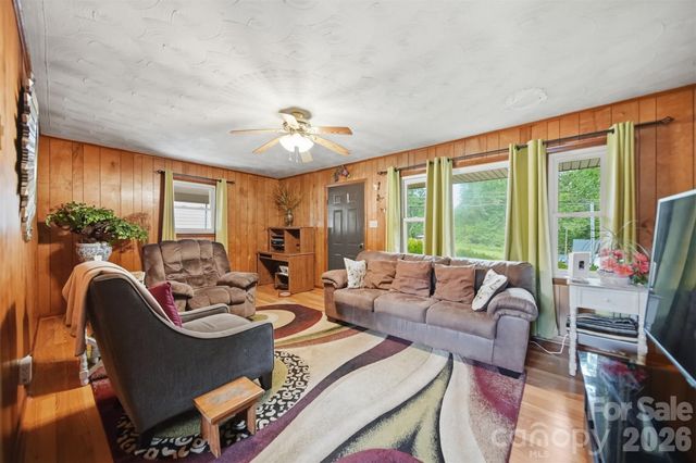 1329 33rd Street SE, Conover, NC 28613