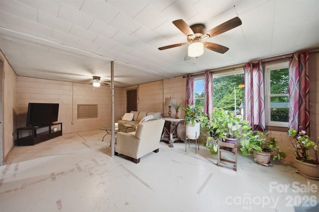 1329 33rd Street SE, Conover, NC 28613