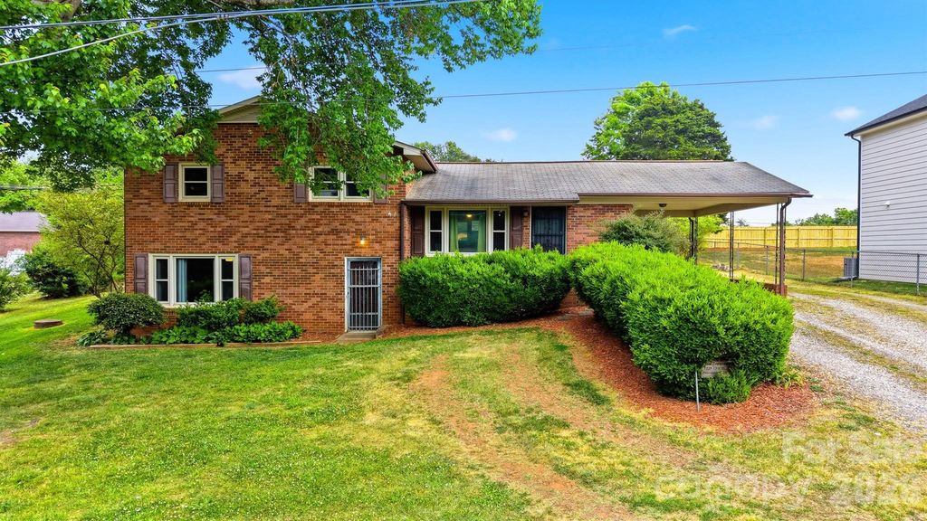 1329 33rd Street SE, Conover, NC 28613