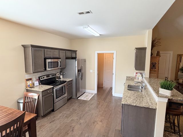 1001 Meadowview Dr, Spring Hill, TN 37174