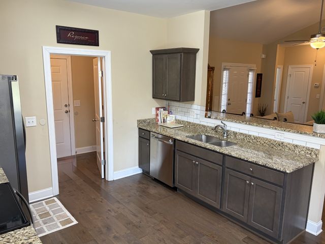 1001 Meadowview Dr, Spring Hill, TN 37174