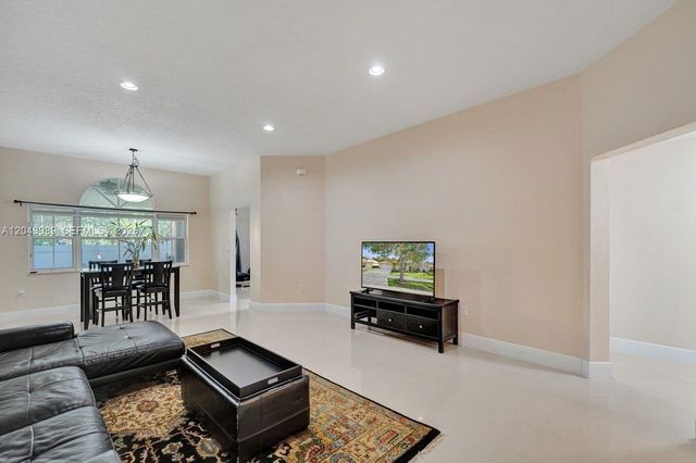 14003 N Cypress Cove Circle, Davie, FL 33325