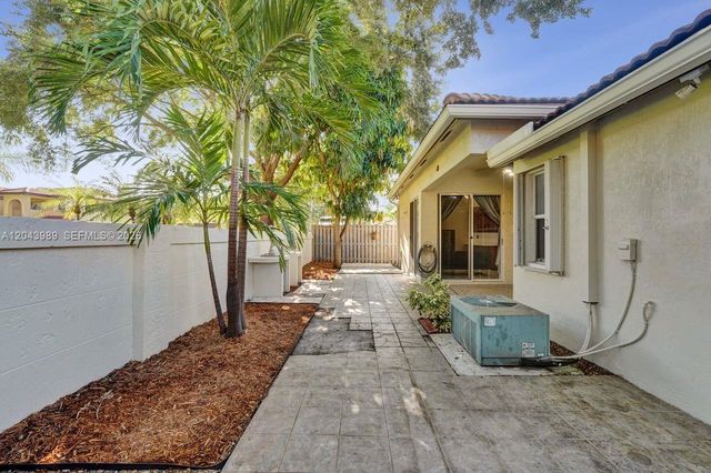 14003 N Cypress Cove Circle, Davie, FL 33325