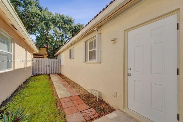 14003 N Cypress Cove Circle, Davie, FL 33325
