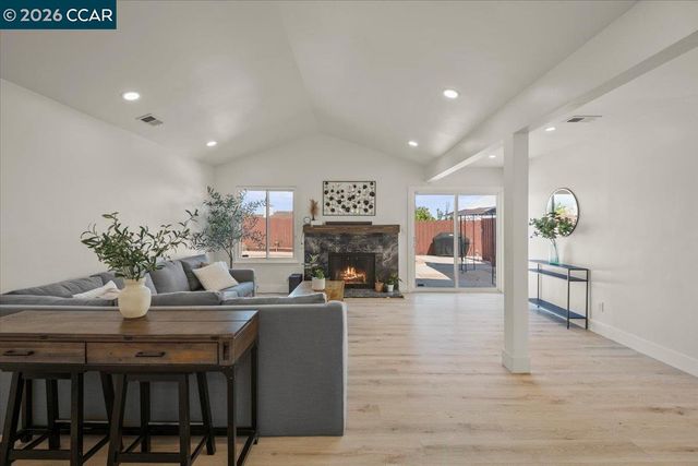 118 Cottonwood Ct, Hercules, CA 94547