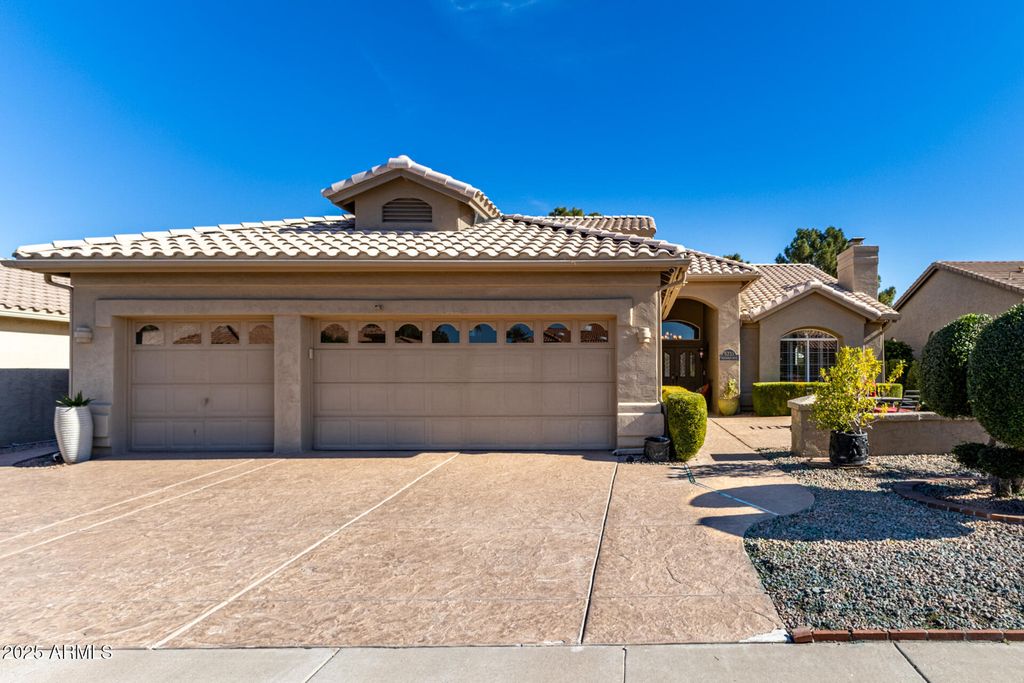 5733 S AMBERWOOD Drive, Chandler, AZ 85248