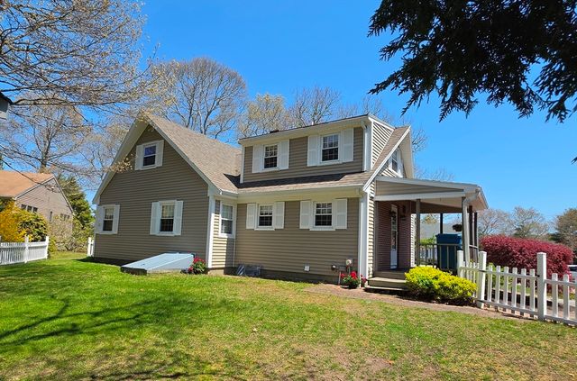16 Pine Hollow Road, Falmouth, MA 02536