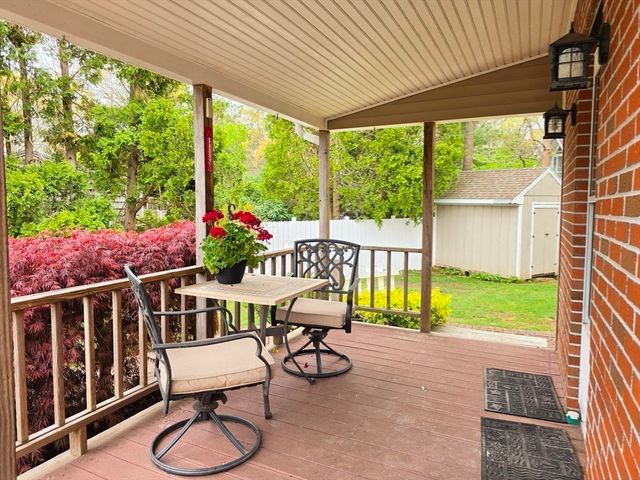16 Pine Hollow Road, Falmouth, MA 02536