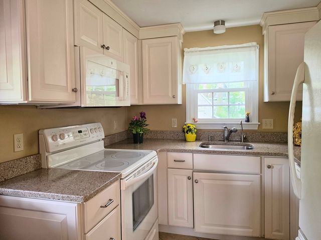 16 Pine Hollow Road, Falmouth, MA 02536