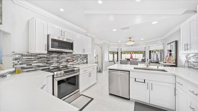 11611 SW 9th Ct, Pembroke Pines, FL 33025