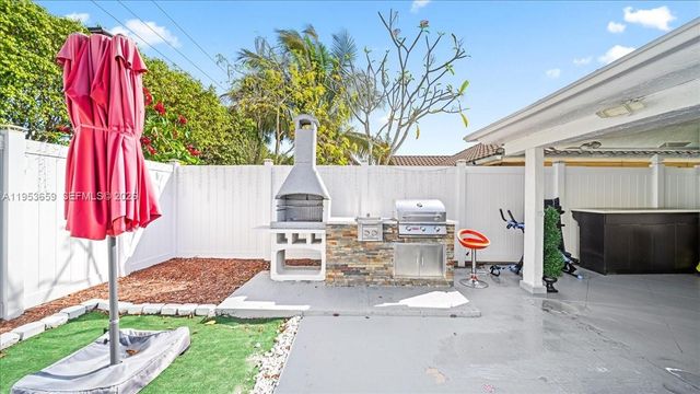 11611 SW 9th Ct, Pembroke Pines, FL 33025