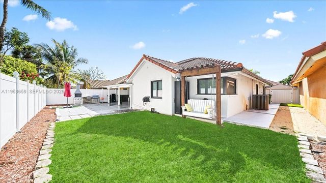 11611 SW 9th Ct, Pembroke Pines, FL 33025