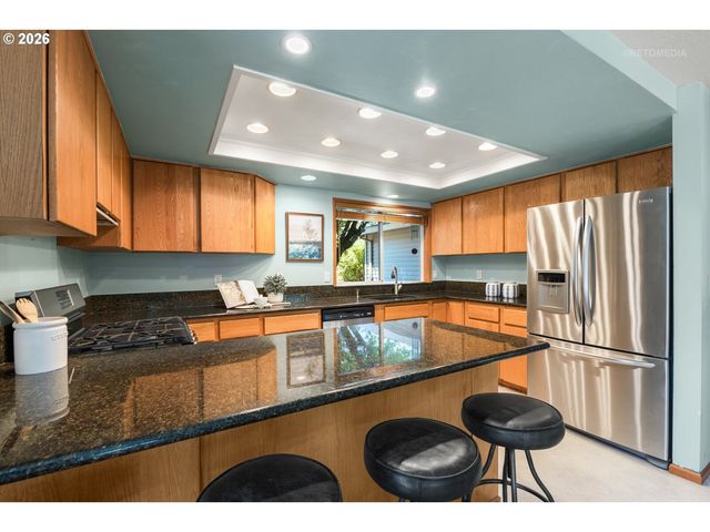 1935 HILLHOUSE Dr, West Linn, OR 97068